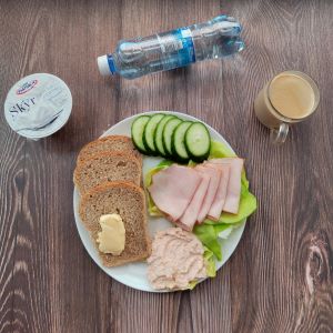 Dieta z ogr.łatwoprzsw. węglowodanów Masło extra Szynka Piastowska Ogórek świeży Kawa zbożowa z mlekiem Chleb Graham Jogurt typu islandzkiego naturalny Skyr Woda mineralna Sałata zielona Twarożek pomidorowy